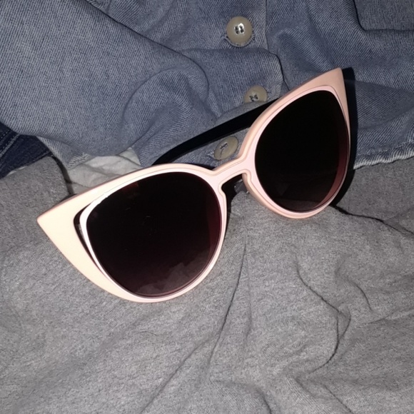 Perverse cats eye sunglasses. - Picture 7 of 7